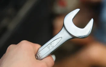 Adjustable spanner used for disconnecting a radiator valve